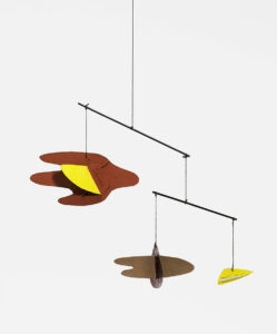 calder-mobiles-isciane-labatut